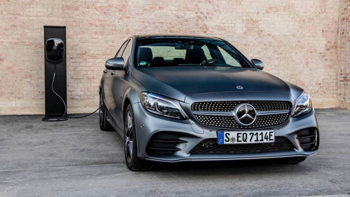 Árammal megyünk munkába, motorral a nyaralni: leteszteltük a Mercedes C 300 de-t