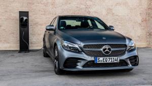 Árammal megyünk munkába, motorral a nyaralni: leteszteltük a Mercedes C 300 de-t